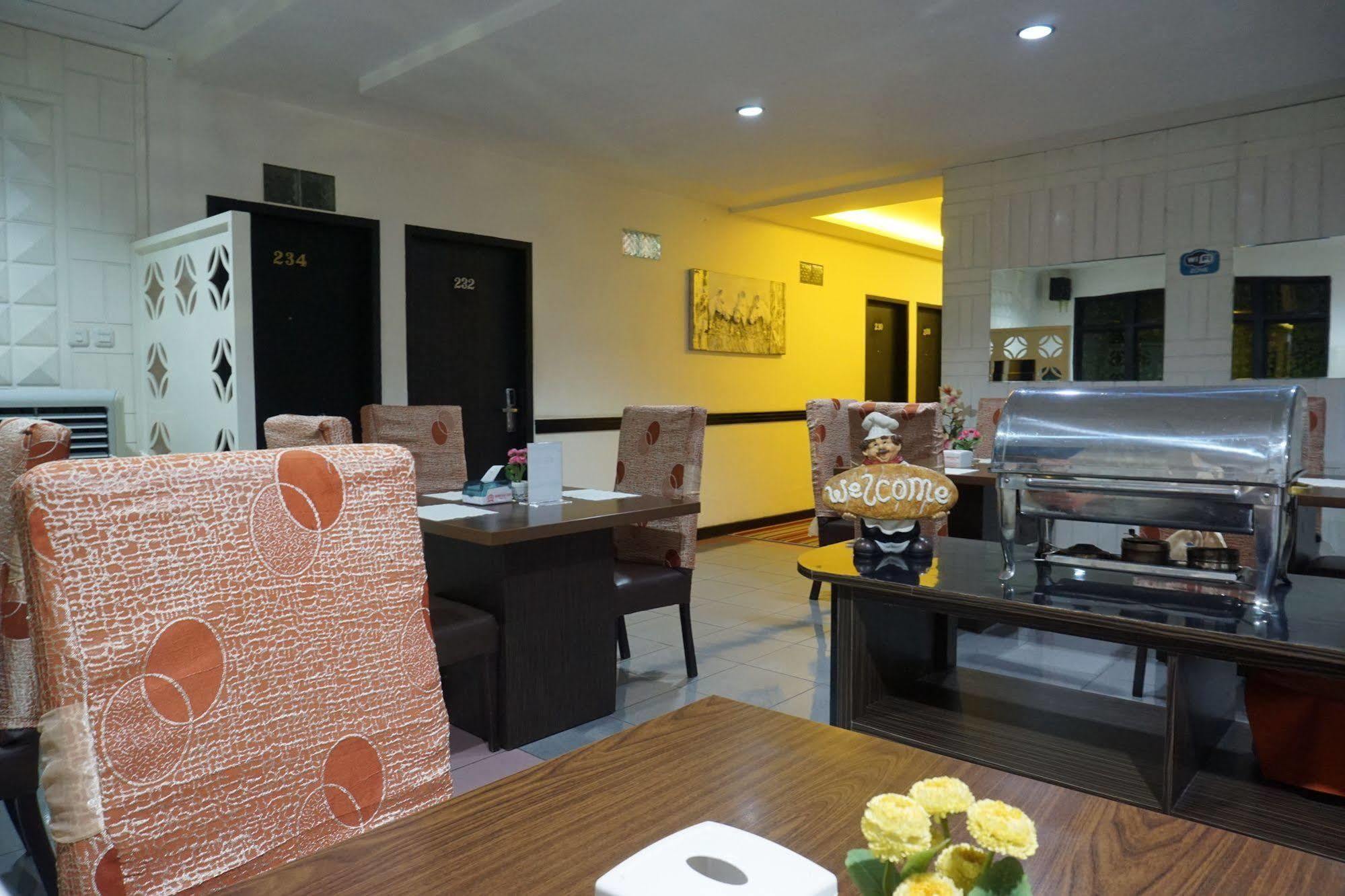 Hotel Mangga Dua Makassar Buitenkant foto