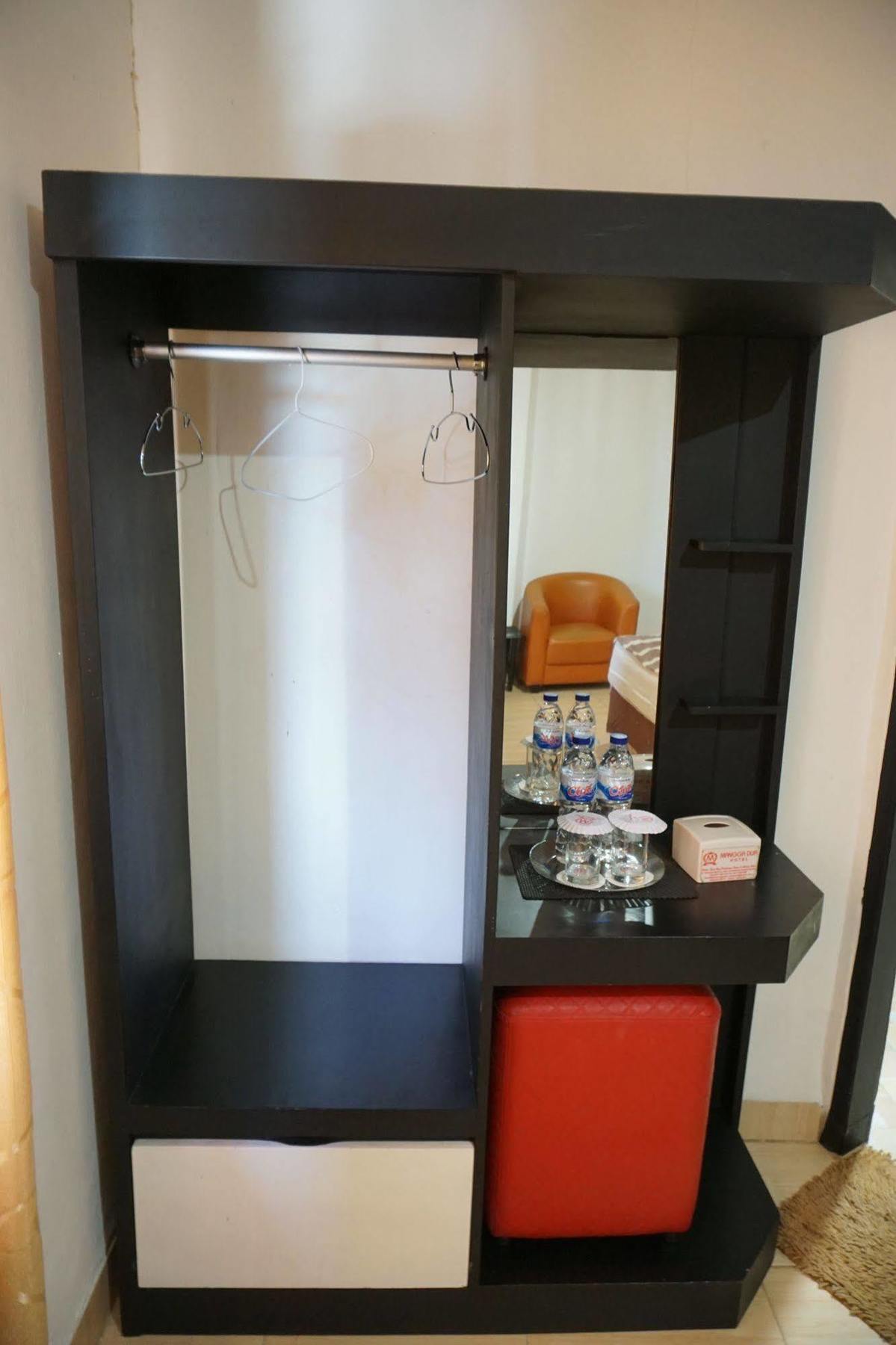 Hotel Mangga Dua Makassar Buitenkant foto