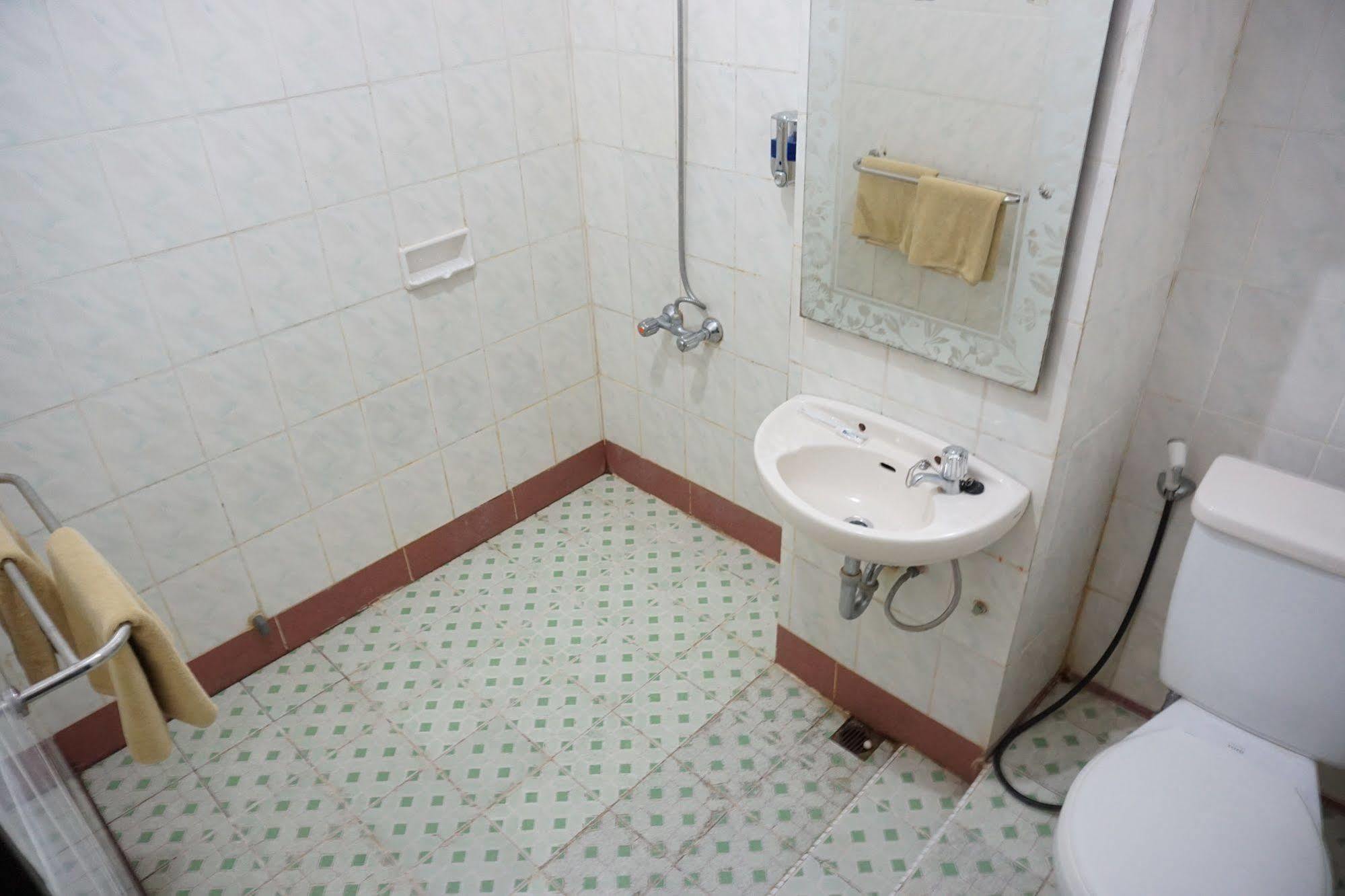 Hotel Mangga Dua Makassar Buitenkant foto